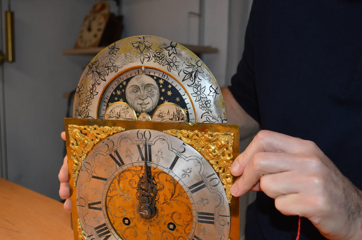 Eine Uhr, die mit Monden verziert ist, weil sie die Mondphasen anzeigt.